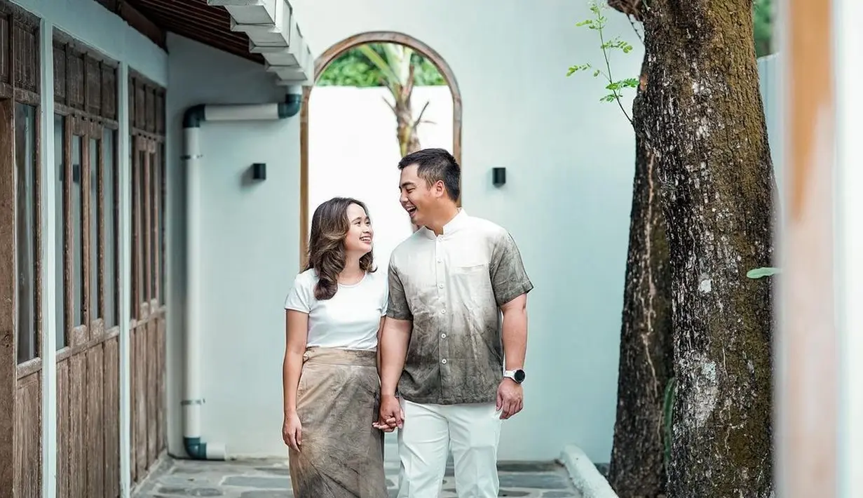 <p>Padu padan dengan pasangan seperti terlihat di foto ini bisa jadi inspirasi. Gritte mengenakan kaus putih polos yang dipadunya dengan kain bermotif sebagai bawahan, yang serasi dengan dengan atasan kemeja Arif, yang dipadukan dengan celana panjang putih. Foto: Instagram.</p>