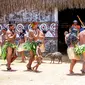 Ilustrasi suku bangsa di Indonesia (Photo by Lucia Barreiros  Silva: https://www.pexels.com/photo/indigenous-people-dancing-together-12434691/)