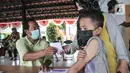 Petugas memberikan vitamin kepada anak usai mengikuti vaksin DT di RPTRA Citra Permata, Jakarta, Selasa (28/9/2021). Kegiatan rutin tahunan tersebut bertujuan memberikan kekebalan tubuh pada anak sekolah terhadap penyakit DT dengan kuota 150 anak per hari (merdeka.com/Iqbal S Nugroho)