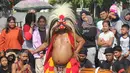 Kemeriahan rophy Experience Piala Dunia U-17 2023 di Surabaya juga diikuti oleh kelompok tari tradisional dari Jawa Timur. (Bola.com/Aditya Wany)