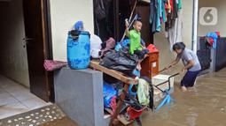 Warga membersihkan rumahnya saat banjir di RW 06 kawasan Mekarsari, Depok, Jawa Barat, Sabtu (20/2/2021). Banjir yang disebabkan meluapnya aliran Kali Cipinang Timur ini terjadi akibat intensitas hujan tinggi di wilayah tersebut (Liputan6.com/Herman Zakharia)