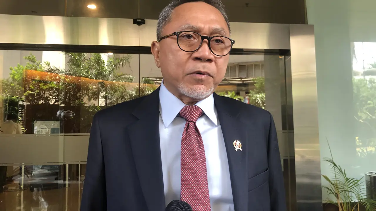 Menteri Perdagangan (Mendag) Zulkifli Hasan di kantor Kementerian Perdagangan, Senin, (9/10/2023). Ia menyebutkan pengaturan Social Commerce perlu dilakukan agar tidak menganggu ekonomi. (Elza/Liputan6.com)