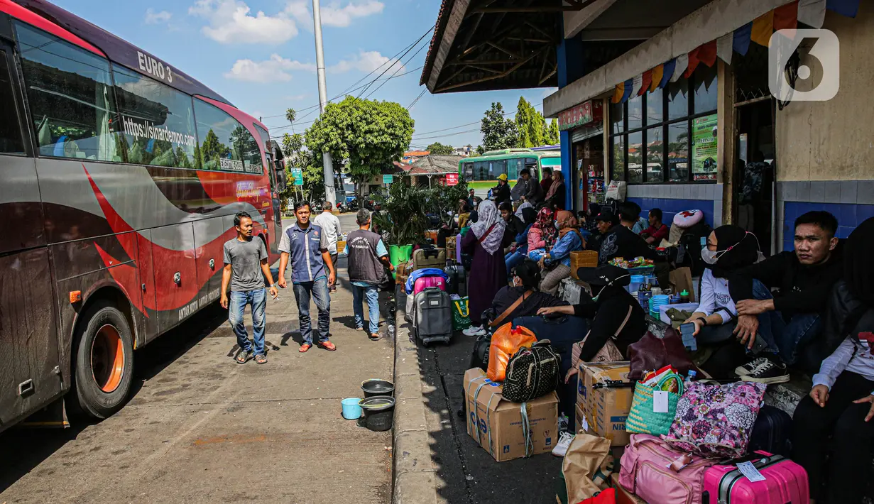 Puncak arus mudik di Terminal Bus Kampung Rambutan diprediksi terjadi mulai 19 April mendatang atau bersamaan dengan libur cuti bersama. (Liputan6.com/Faizal Fanani)
