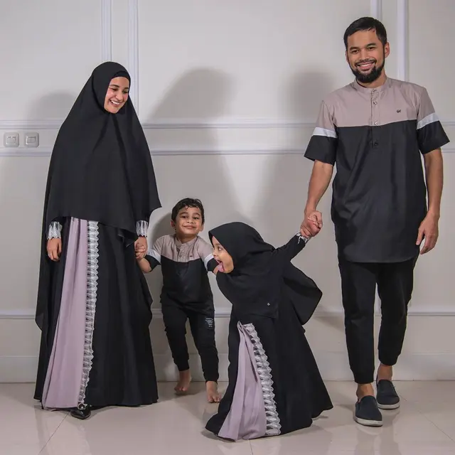 7 Potret Seleb Pakai Baju Muslim Senada Sekeluarga, Kompak Bisa Jadi Inspirasi