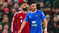 Pemain Sunderland Chemsdine Talbi (kanan) dan pemain Liverpool Mohamed Salah dalam pertandingan pekan ke-14 Liga Inggris 2025/2026 di Anfield pada Kamis (4/12/2025). (Dok. Sunderland)