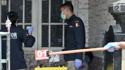 Tim Laboratorium Forensik (Labfor) Bareskrim Polri mengidentifikasi barang bukti yang ditemukan di rumah terduga teroris di Jalan Belibis V, Semper Barat, Cilincing, Jakarta, Senin (23/9/2019). Polisi menduga terduga teroris akan melakukan aksinya di kantor polisi. (merdeka.com/Iqbal Nugroho)