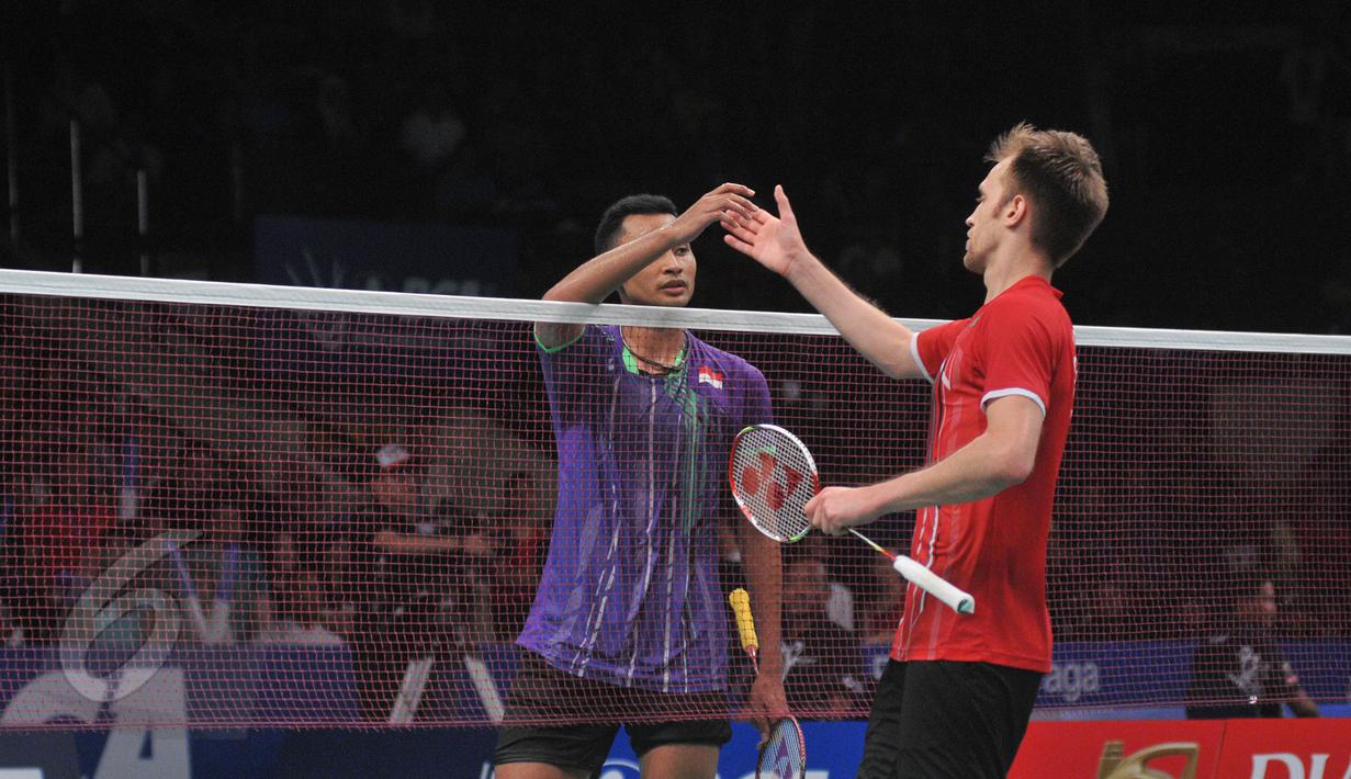 Pebulu Tangkis Indonesia, Tommy Sugiarto bersalaman dengan Marc Zwiebler asal Jerman di putaran kedua BCA Indonesia Open Superseries Premier 2015 di Istora Senayan, Jakarta, Rabu (4/6/2015). Tommy kalah 16-21, 22-20, 21-19. (Liputan6.com/Herman Zakharia)