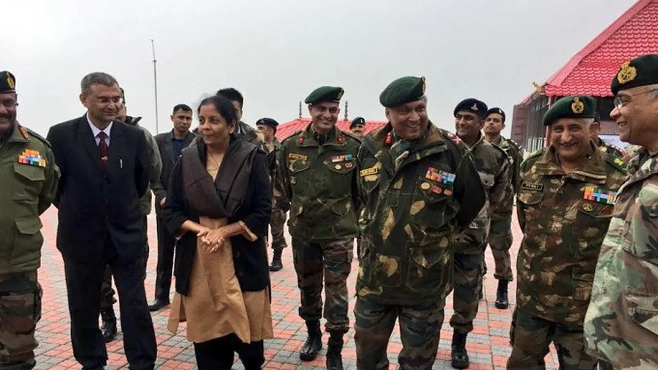 Menteri Pertahanan India Nirmala Sitharaman saat melakukan kunjungan ke Nathu-la, Sikkim