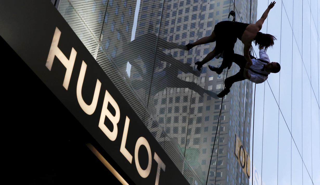 Penari menampilkan tarian menegangkan di dinding bangunan gedung, Manhattan borough New York (19/4). Penari tersebut menari untuk memeriahkan acara pembukaan toko "Hublot" di Fifth Avenue di Manhattan. (REUTERS/Andrew Kelly)