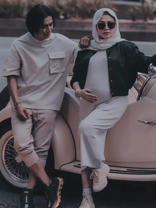 Melahirkan Anak Ketiga, Ini 7 Potret Perjalanan Kehamilan Istri Charly Van Houten