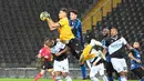 Penjaga gawang Udinese, Juan Musso berhasil menangkap bola  dalam laga lanjutan Liga Itali 2020/2021 melawan Inter Milan di Friuli stadium, Minggu (24/1/2021) dini hari. (Foto: AFP/Vincenzo Pinto)