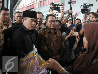 Ketua DPR Ade Komarudin (kiri) berbincang dengan calon penumpang pesawat di Bandara Soekarno Hatta, Banten, Rabu (29/6). Kunjungan tersebut melihat kesiapan pemerintah dalam melayani transportasi pemudik. (Liputan6.com/Johan Tallo)