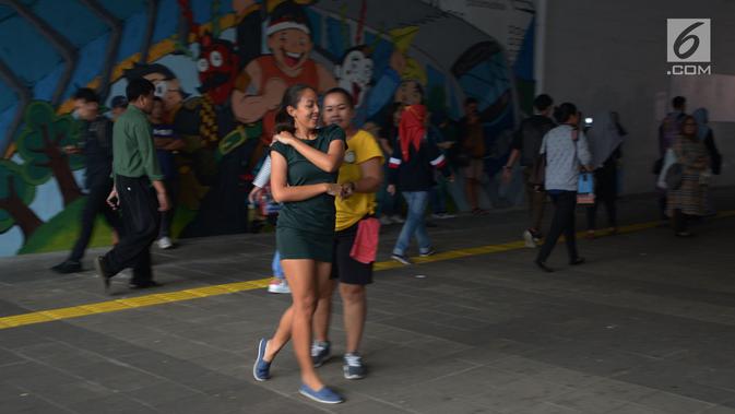 i Salsa menari di terowongan Kendal, Jakarta, Jumat (28/6/2019). Aksi komunitas salsa ini dilakukan untuk menghibur para pejalan kaki yang melintas di terowongan dekat Stasiun Sudirman tersebut. (Merdeka.com/Imam Buhori)