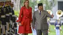Ratu Maxima dijadwalkan mengikuti sejumlah pertemuan dan kegiatan strategis terkait keuangan inklusif dan kesehatan keuangan masyarakat. Tampak dalam foto, Presiden Republik Indonesia Prabowo Subianto (kanan) bersama Ratu Maxima dari Belanda (tengah), dalam kapasitasnya sebagai Advokat Khusus Sekretaris Jenderal PBB untuk Kesehatan Keuangan (UNSGSA), sesaat sebelum memasuki Istana Merdeka di Jakarta pada Kamis 27 November 2025. (BAY ISMOYO/AFP)
