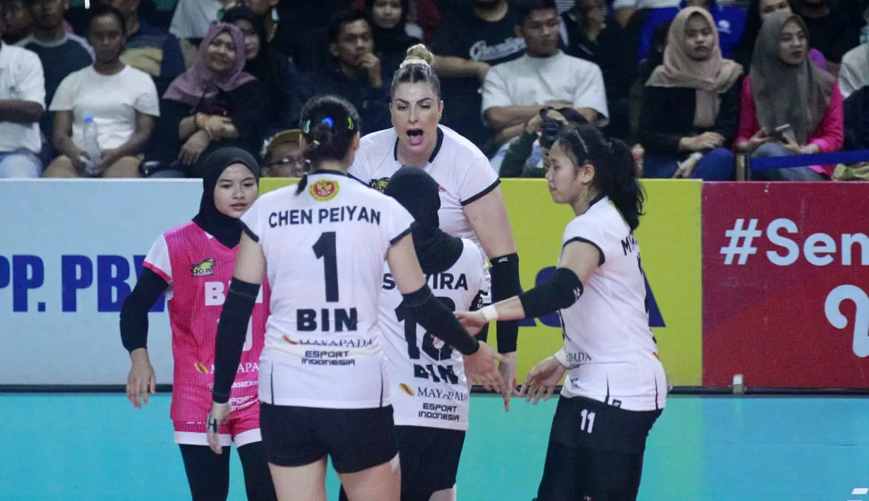 Pemain Jakarta BIN melakukan selebrasi setelah mencetak poin pada laga Final Four PLN Mobile Proliga 2023 melawan Bandung Bjb Tandamata yang berlangsung di GOR Jatidiri, Semarang, Jawa Tengah, Sabtu (04/03/2023) malam WIB. Jakarta BIN menang tiga set langsung dengan skor 30-28, 26-24, dan 25-15. (Dok. Proliga 2023)