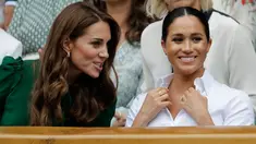 Duchess of Cambridge Kate Middleton (kiri) dan Duchess of Sussex Meghan Markle berbincang saat menyaksikan pertandingan final tunggal putri Wimbledon 2019 antara Serena Williams dengan Simona Halep di All England Lawn Tennis and Croquet Club, London, Inggris, Sabtu (13/7/2019). (BEN CURTIS/POOL/AFP)