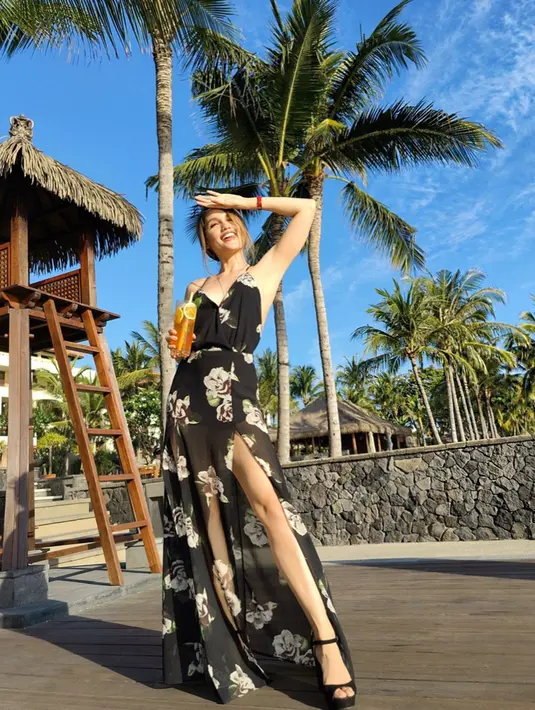 Simple dress dengan motif bunga satu ini jaga tak luput dari perhatian netizen. Pasalnya, penampilan Cinta satu ini terlihat sederhana namun tetap elegan. (Liputan6.com/IG/@claurakiehl)