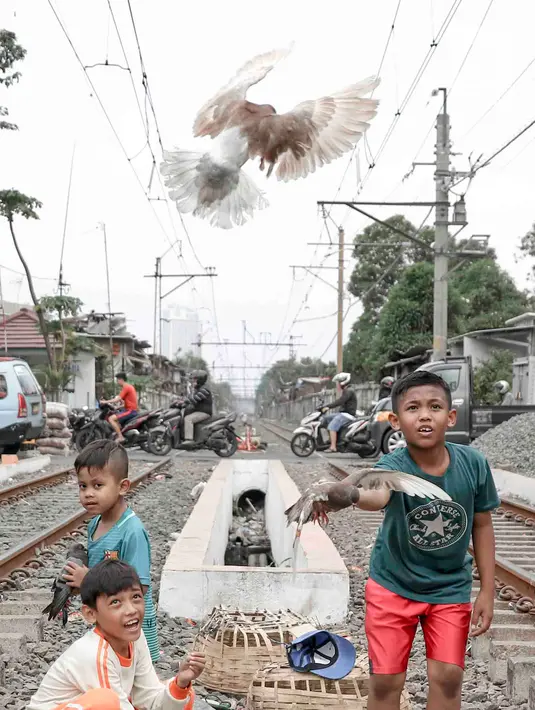 Anak-anak bermain di sekitar rel kereta api di kawasan Pademangan, Jakarta, Kamis (8/11). Kurangnya lahan bermain menyebabkan anak-anak tersebut bermain di tempat yang tidak semestinya dan membahayakan keselamatan. (Liputan6.com/Immanuel Antonius)