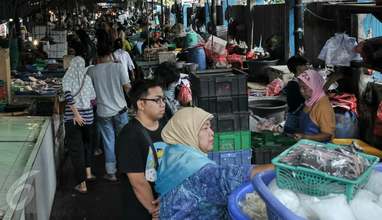Calon pembeli memilih dagangan yang dijajakan di pasar tradisional Pasar Minggu, Jakarta, Senin (4/7). Warga menyerbu pasar tradisional untuk mencari kebutuhan Hari Raya Idul Fitri. (Liputan6.com/Yoppy Renato)