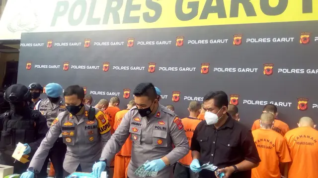 Kapolres Garut AKBP Wirdhanto Hadicaksono bersama Wakapolres mengamankan sejumlah tersangka berikut barang bukti perkara kasus narkotika di Garut dalam dua pekan terakhir.