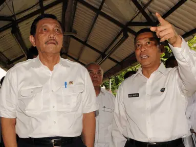 Kepala BNN Budi Waseso (kanan) mengajak Menkopolhukam Luhut Binsar Pandjaitan untuk melihat fasilitas yang dimiliki BNN, Jakarta, Kamis (10/3/2016). Luhut menilai, fasilitas lembaga BNN cukup memprihatinkan. (Liputan6.com/Helmi Afandi)