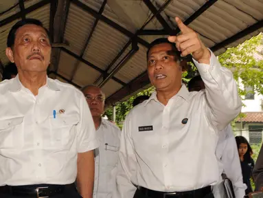 Kepala BNN Budi Waseso (kanan) mengajak Menkopolhukam Luhut Binsar Pandjaitan untuk melihat fasilitas yang dimiliki BNN, Jakarta, Kamis (10/3/2016). Luhut menilai, fasilitas lembaga BNN cukup memprihatinkan. (Liputan6.com/Helmi Afandi)