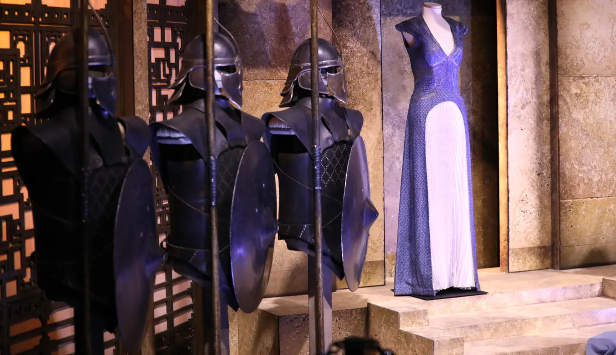 Kostum yang dipamerkan dalam pameran "The Game of Thrones Touring Exhibition" di Belfast's Titanic Exhibition Centre, Irlandia utara pada 10 April 2019. Pameran Game of Thrones Tour ini dibuka secara umum pada 12 April hingga 1 September 2019 mendatang. (AP Photo)