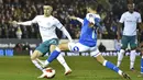 Pemain Manchester City Phil Foden (kiri) berebut bola dengan pemain Peterborough United Jorge Grant pada pertandingan sepak bola putaran kelima Piala FA di Stadion Weston Homes, Peterborough, Inggris, 1 Maret 2022. Manchester City menang 2-0. (AP Photo/Rui Vieira)