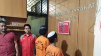 Pelaku dugaan pencabulan terhadap bocah SD di Makassar tampak menggunakan peci berwana putih (Liputan6.com/ Eka Hakim)