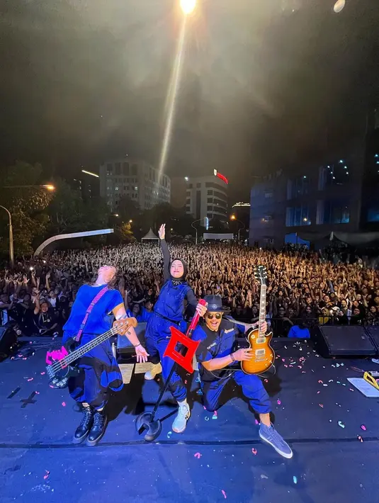Meski telah mendapatkan somasi, namun dalam akun Instagram resminya, band Kotak masih aktif manggung di luar kota. Ketiga personel Kotak ini bahkan tampak kompak saat berada di atas panggung. (Liputan6.com/IG/@kotakband_)