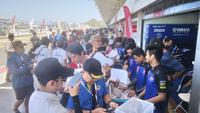 Suasana pit walk di garasi Yamaha Racing Indonesia di sela ARRC 2023 di Sirkuit Mandalika, NTB, Minggu (13/8/2023). (Bola.com/Hery Kurniawan)