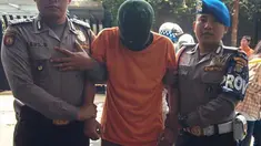 Pembunuh wanita penghibur Deudeuh Alfi Sahrin, memperagakan detik-detik saat menghabisi wanita malang itu.