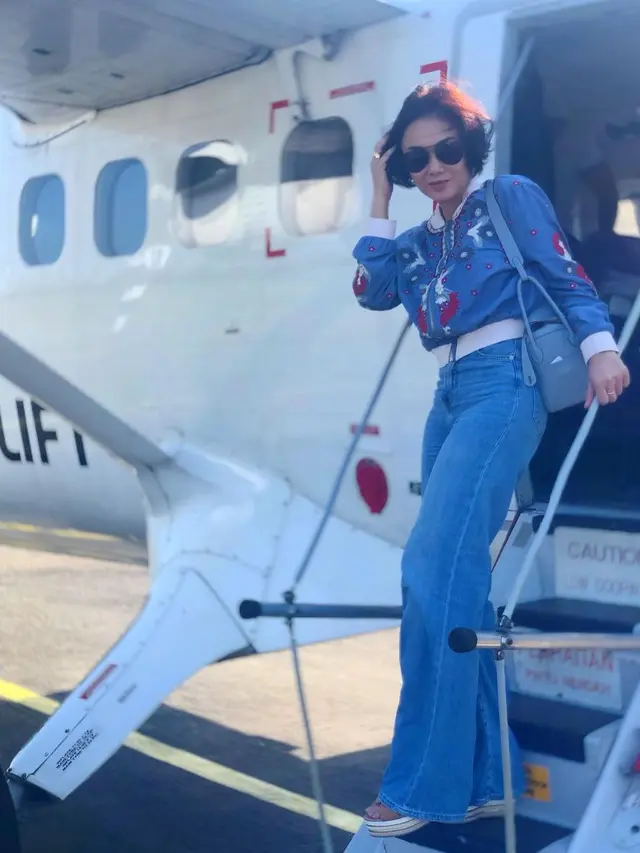 6 Gaya Yuni Shara dengan Outfit Denim, Bak ABG