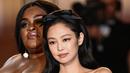 Jennie BLACKPINK menarik perhatian dengan penampilan pertamanya di Festival Film Cannes yang bergengsi. (Photo by LOIC VENANCE / AFP)
