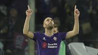 Pemain Fiorentina, Borja Valero merayakan golnya ke gawang Inter Milan pada lanjutan Liga Italia Serie A pekan ke-25 di  Stadion Florence "Artemio Franchi" comunal. (AFP / Andreas Solaro)