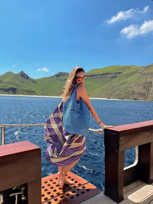 <p>Dress untuk liburan ditengah musim panas memang pilihan tepat. Pilih dress dengan bahan ringan yang menyerap keringat agar tidak mengganggu aktivitas. Padukan dengan totebag seperti Luna Maya. [Instagram/lunamaya]</p>