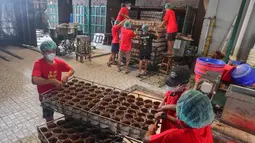 Kue keranjang, atau Nian Gao, merupakan penganan tradisional khas Imlek yang terbuat dari tepung ketan dan gula, dengan tekstur kenyal dan rasa manis yang legit. Tampak dalam foto, pekerja menyelesaikan pembuatan kue keranjang di Pabrik Kue Hoki, kawasan Sawangan, Depok, Jawa Barat, Rabu (11/2/2025). (merdeka.com/Arie Basuki)