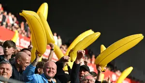 Alasan Suporter Manchester City Bawa Balon Pisang ke Markas Liverpool