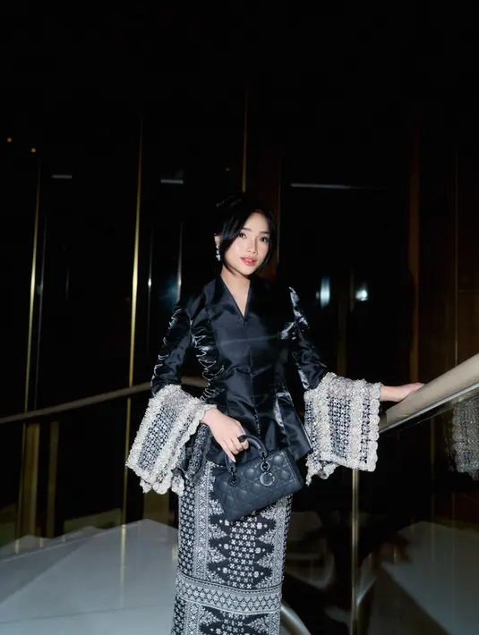 Tas D-Joy dari Dior hitam seharga Rp98 jutaan nampak menyatu dengan pesona elegan Fuji Utami [@fuji_an]