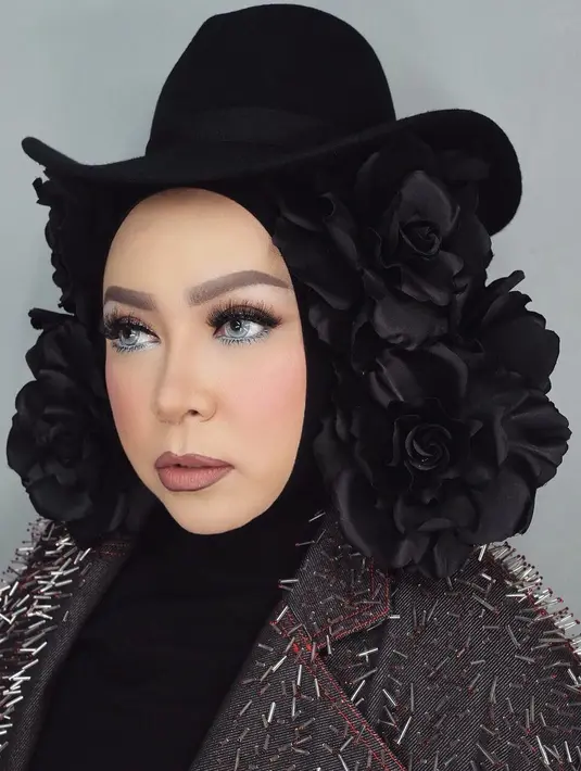 Nah, untuk kali ini Melly memadukan hijabnya dengan topi koboi dan bunga-bunga di kepalanya. Hal ini pastinya sangat membuat penampilannya sangat keren dan memukau. (Instagram/melly_goeslaw)