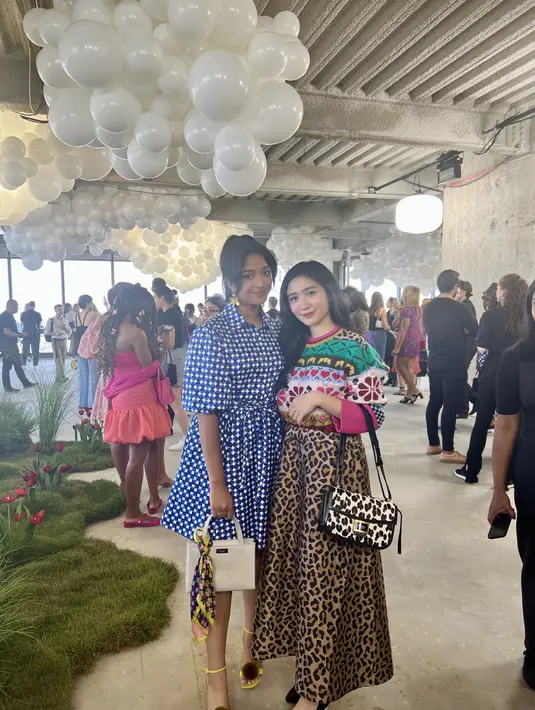 Saat menghadiri New York Fashion, Febby juga berfoto bersama beberapa artis seperti, Maitreyi Ramakrishnan aktris serial televisi “Never Have I Ever” yang mengenakan busana warna biru. Sedangkan Febby dengan sweater floral dipadukan skirt leopard. Kate Spade