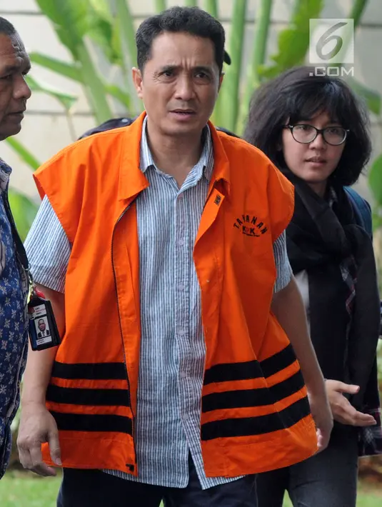 Konsultan Lippo Group, Fitra Djaja Purnama tiba untuk pemeriksaan di Gedung KPK, Jakarta, Selasa (27/11). Fitra diperiksa sebagai tersangka kasus dugaan suap pengurusan perizinan proyek pembangunan Meikarta di Kabupaten Bekasi. (Merdeka.com/Dwi Narwoko)