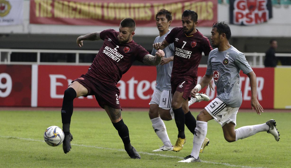 Bek PSM Makassar, Aaron Evans, berusaha melepaskan tembakan ke gawang Kaya FC-Iloilo pada laga AFC Cup 2019 di Stadion Pakansari, Bogor, Selasa (2/4). Kedua tim bermain imbang 1-1. (Bola.com/Yoppy Renato)