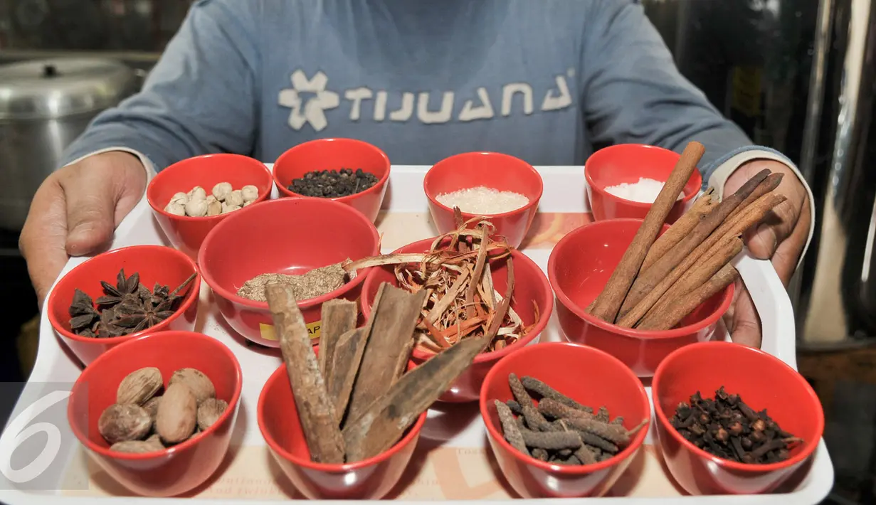Bahan dasar rempah-rempah yang digunakan dalam pembuatan minuman khas Betawi bir pletok, Jakarta, Senin (6/2). (Liputan6.com/Yoppy Renato)