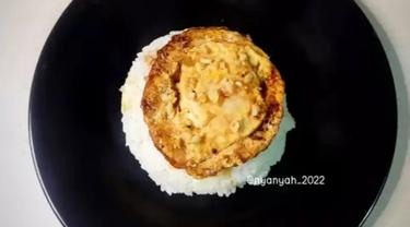 Resep nasi telur ceplok bawang putih. (dok. Cookpad @Mama_Diinar99)