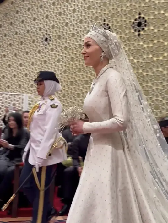 Melengkapi penampilannya, Anisha mengenakan gaya kerudung turban dihiasi beads dengan mahkota yang indah. [@mj_younghang]