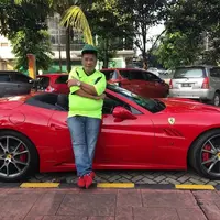 Ditengah kesibukannya, Hotman Paris Hutapea juga sangat mementingkan keluarganya. Bahkan, ia rela meninggalkan kasus besar demi mendampingi keluarganya. (instagram/hotmanparisofficial)