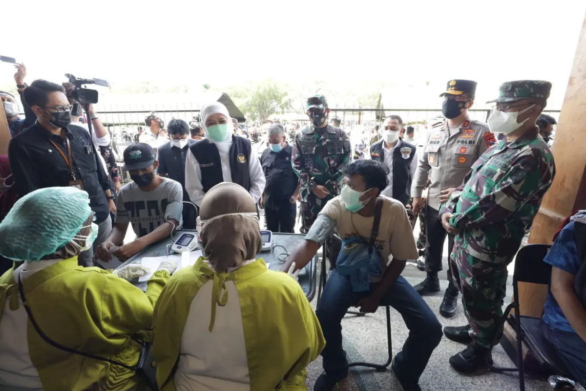 Vaksinasi massal di lapangan Kodam V Brawijaya Surabaya. (Dian Kurniawan/Liputan6.com)