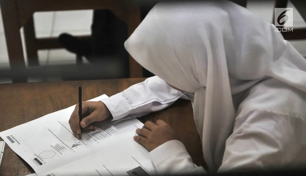 Siswa SMPLB Kategori B atau tunarungu saat mengerjakan Ujian Nasional Kertas Pensil (UNKP) di SLB Negeri 7 Jakarta, Selasa (24/4). Ujian juga diikuti dua siswa dari SLB Bina Karya Insani dan satu dari SLB Karya Guna. (Merdeka.com/Iqbal Nugroho)