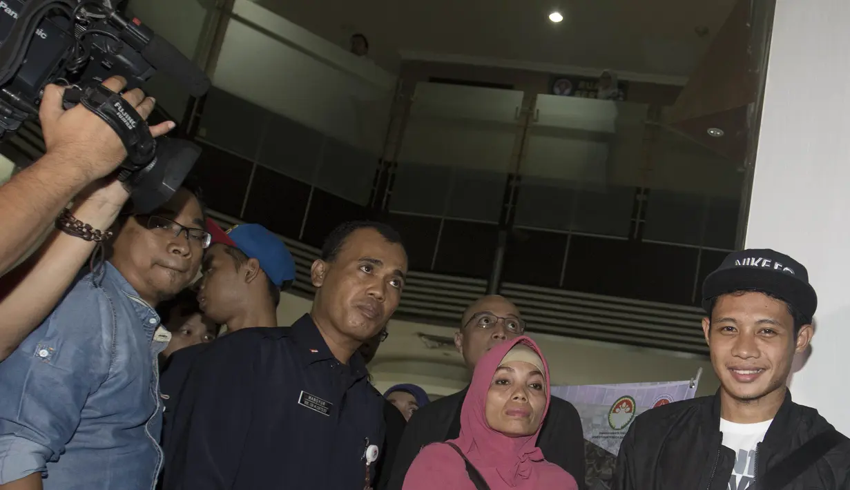 Senyum Evan Dimas saat berada di kantor Kemenpora,  Jakarta. Pemuda asal Surabaya itu akan bergabung dengan Espanyol selama empat bulan. (Bola.com/Vitalis Yogi Trisna)